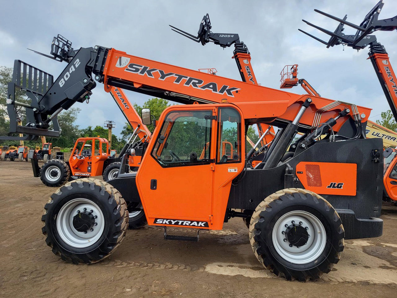 2023 SKYTRAK 8042 8000 LB DIESEL TELESCOPIC FORKLIFT TELEHANDLER