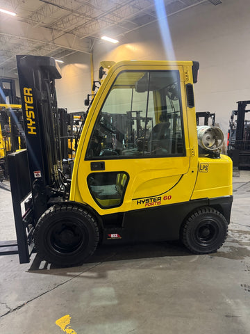 2021 HYSTER H60FT 6000 LB LP GAS FORKLIFT PNEUMATIC 89/188" 3 STAGE MAST SIDE SHIFTING FORK POSITIONER ENCLOSED CAB LP GAS 991 HOURS PLUMBED 4 WAYS TO THE CARRIAGE STOCK # BF9184129-BUF