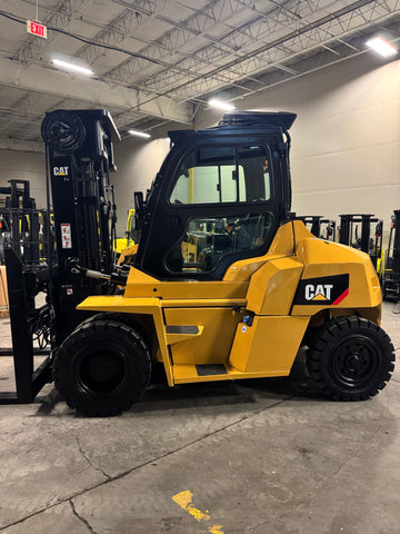 2021 CAT DP70 15500 DIESEL FORKLIFT PNEUMATIC 114/187" 3 STAGE MAST DUAL DRIVE TIRES 4 WAY PLUMBING SIDE SHIFTING FORK POSITIONER (ALSO HAS INDEPENDENT FORK POSITIONER) ENCLOSED CAB HEAT 1242 HOURS STOCK # BF9393319-BUF - United Lift LLC