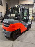 2019 TOYOTA 8FG40U 9000 LB LP GAS FORKLIFT PNEUMATIC 91/132" 2 STAGE CLEAR VIEW MAST SIDE SHIFTING FORK POSITIONER ENCLOSED CAB  HEAT & AC 1302 HOURS STOCK # BF9234199-BUF