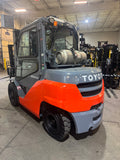 2019 TOYOTA 8FG40U 9000 LB LP GAS FORKLIFT PNEUMATIC 91/132" 2 STAGE CLEAR VIEW MAST SIDE SHIFTING FORK POSITIONER ENCLOSED CAB  HEAT & AC 1302 HOURS STOCK # BF9234199-BUF