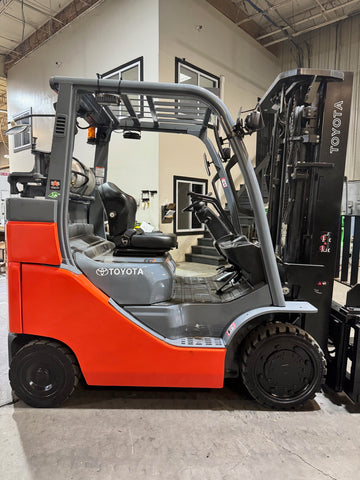 2019 TOYOTA 8FGC35U-BCS (BOX CAR SPECIAL SHORT WHEEL BASE) 8000 LB LP GAS FORKLIFT CUSHION 88/197" 3 STAGE MAST SIDE SHIFTING FORK POSITIONER 1342 HOURS STOCK # BF9134989-BUF - United Lift LLC