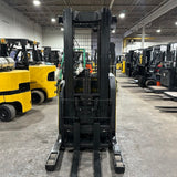2021 YALE NR045EB 4500 LB ELECTRIC NARROW AISLE REACH FORKLIFT 95/212 3 STAGE MAST SIDE SHIFTER 4819 HOURS STOCK # BF9113299-OHMM