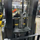 2021 YALE NR045EB 4500 LB ELECTRIC NARROW AISLE REACH FORKLIFT 95/212 3 STAGE MAST SIDE SHIFTER 6995 HOURS STOCK # BF992719-OHMM