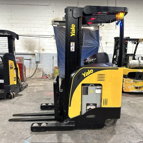 2021 YALE NR045EB 4500 LB ELECTRIC NARROW AISLE REACH FORKLIFT 95/212 3 STAGE MAST SIDE SHIFTER 4531 HOURS STOCK # BF9101589-OHMM