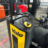 2022 YALE NR045EC 4500 LB ELECTRIC NARROW AISLE REACH FORKLIFT 95/210 3 STAGE MAST SIDE SHIFTER 743 HOURS STOCK # BF9154739-OHMM