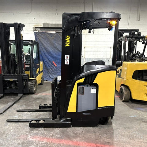 2022 YALE NR045EC 4500 LB ELECTRIC NARROW AISLE REACH FORKLIFT 95/210 3 STAGE MAST SIDE SHIFTER 743 HOURS STOCK # BF9154739-OHMM