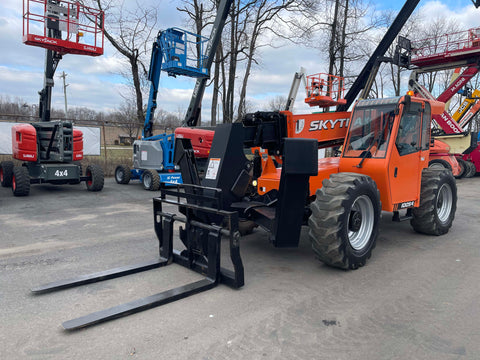 2017 SKYTRAK 10054 10000 LB DIESEL TELESCOPIC FORKLIFT TELEHANDLER PNEUMATIC 4WD OUTRIGGERS ENCLOSED CAB WITH HEAT AND AC 3140 HOURS STOCK # BF91098179-NLPA - United Lift Equipment LLC